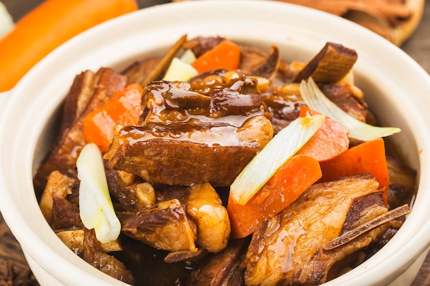 Cibo cinese: montone stufato con carota