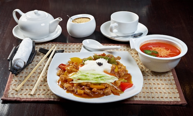 中華料理スタイル。ランチトマトスープピューレと豚肉と野菜