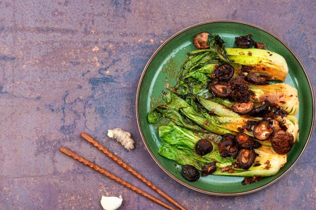 Photo chinese fried pak choi with shitake mushrooms healthy food copy space