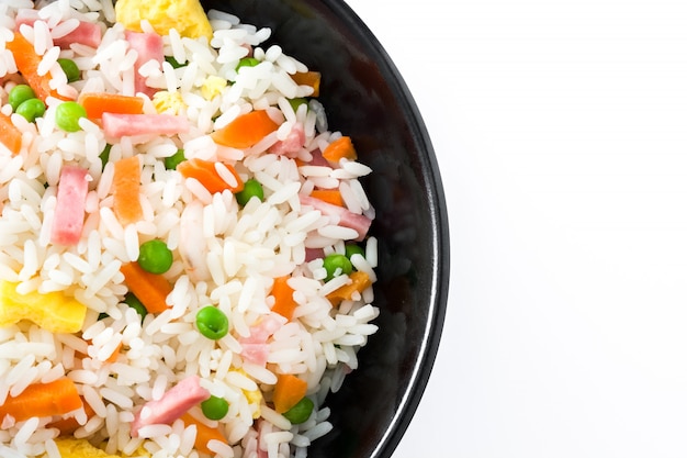 Китайский жареный рис с овощами и омлетом на белом фоне