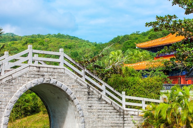 中国庭園と装飾的な建物。