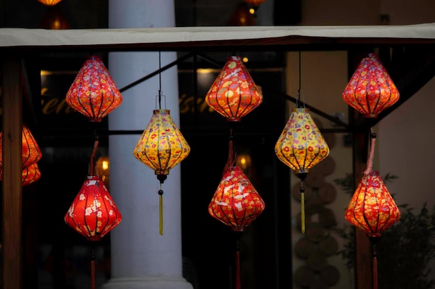 Chinese gekleurde lantaarns die in de straat hangen