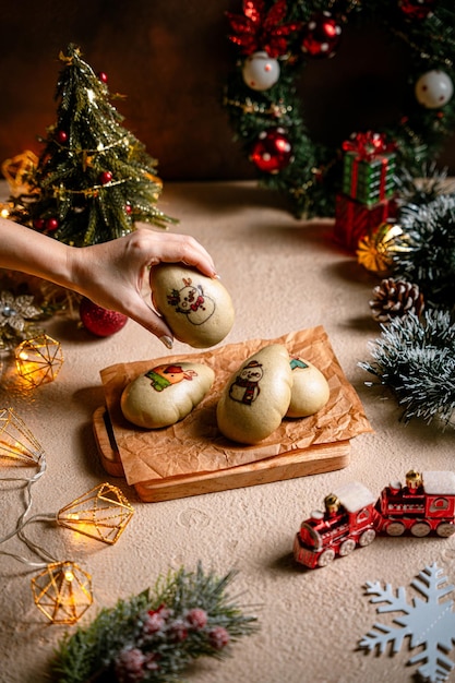 Chinese Gestoomde Broodjes of Mantou met kerstversiering