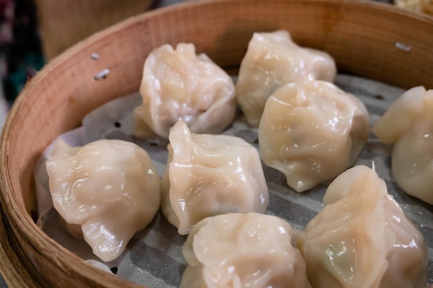 Chinese gestoomde jiaozi in een bamboestoomboot op een tafel in taiwan