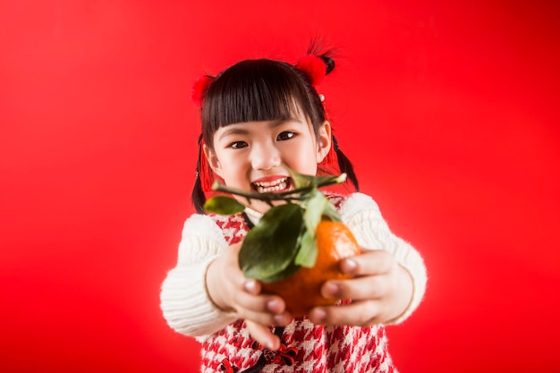 Photo a chinese girl is happy to welcome the spring festival