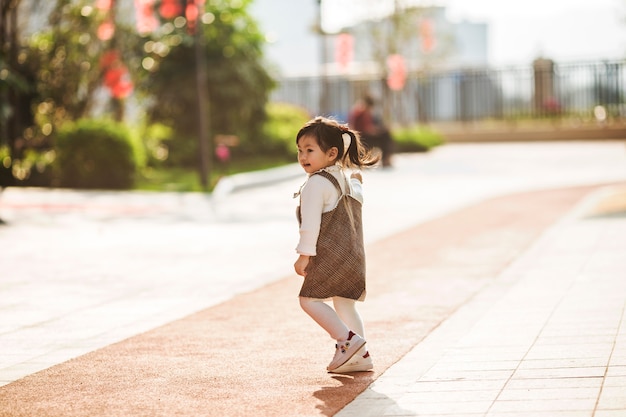 公園で遊んでいる中国の女の子