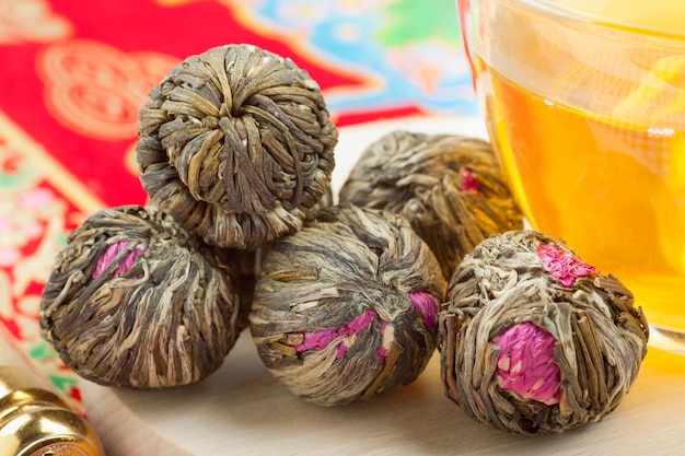 Chinese groene thee ballen met bloemen theekopje