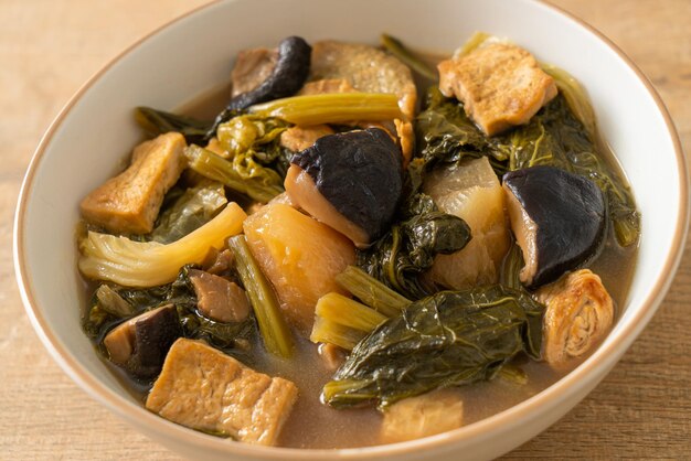 Foto chinese groente stoofpot met tofu of mengsel van groenten soep