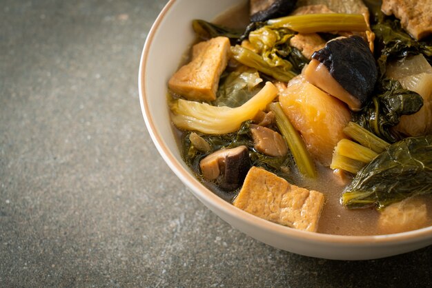 Chinese groentestoofpot met tofu of mengsel van groentesoep - veganistische en vegetarische voedingsstijl