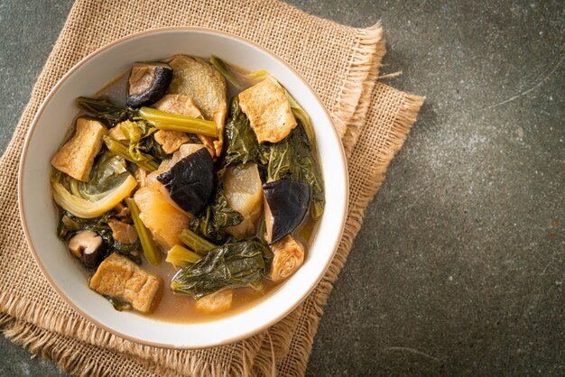 Chinese groentestoofpot met tofu of mengsel van groentesoep - veganistische en vegetarische voedingsstijl