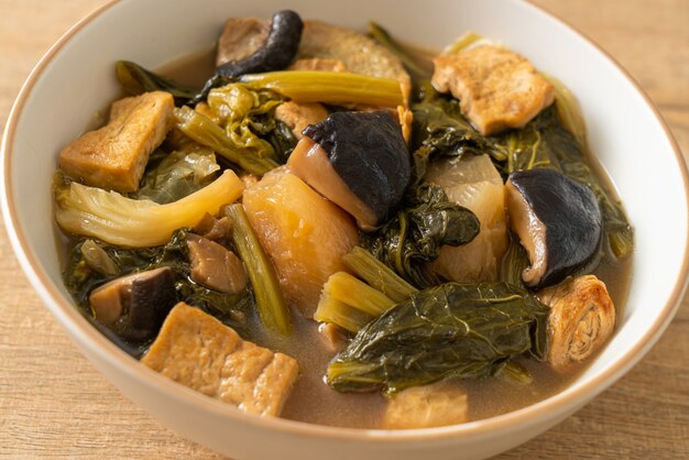 Chinese groentestoofpot met tofu of mengsel van groentesoep - veganistische en vegetarische voedingsstijl