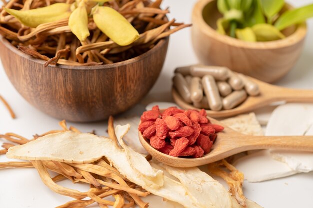 Medicina delle erbe cinesi con bacche di goji per una buona salute.