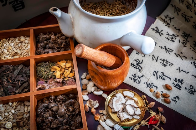 木製の漢方薬と花茶