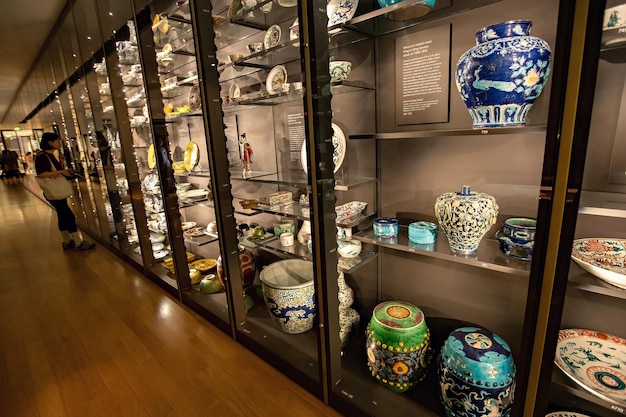 Chinese keramiek tentoongesteld in een museum