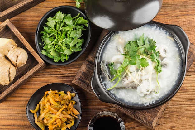 Chinese keuken Congee met visplakken in braadpan