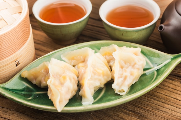 Chinese keuken: een bord met gestoomde dumplings