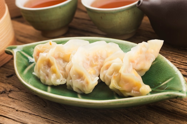 Chinese keuken: een bord met gestoomde dumplings