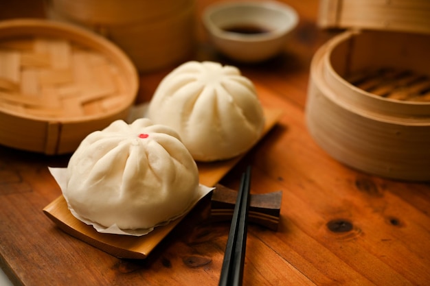 Foto chinese keuken vers gestoomde varkensbroodjes op een houten plaat