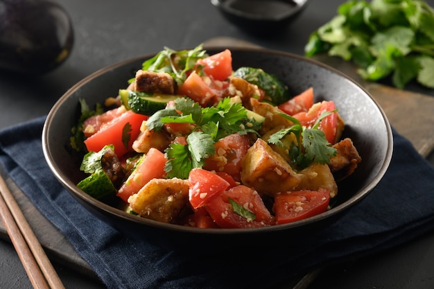 Chinese krokant gebakken aubergines met verse groenten in oestersaus