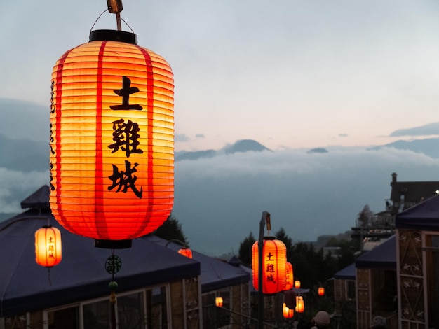 Chinese lantaarns en zee van wolken in restaurant naast Cingjing Farm in Taiwan