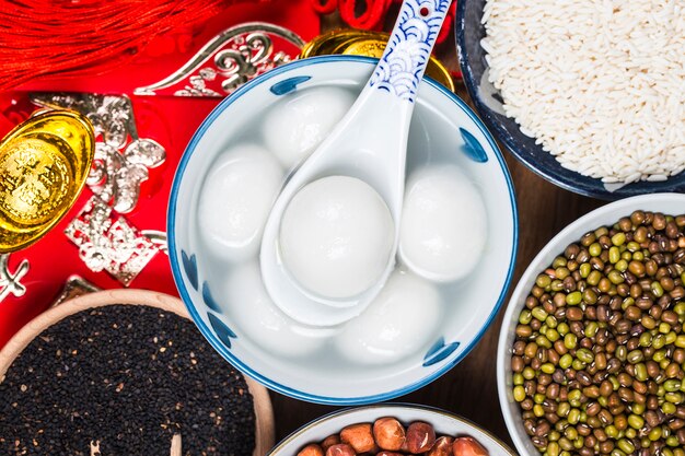 中国のランタンフェスティバルの食べ物、富と繁栄。巨大な米のボール