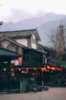 Photo chinese lanterns glow on storefront