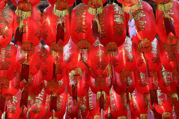 Китайские фонарики висят на галерее для благословения