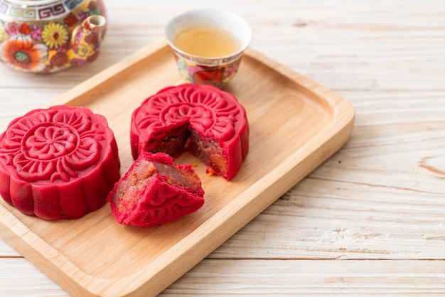Chinese maancake aardbei rode bonensmaak op houten bord