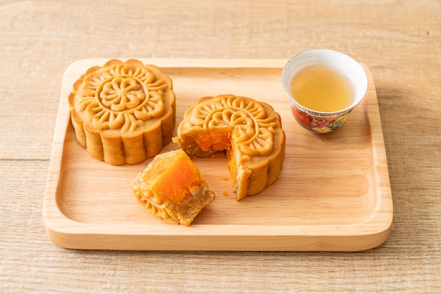 Chinese maancake durian en eigeel smaak met thee op houten plaat