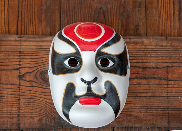 Foto chinese maskers op houten planken theatrale maskers