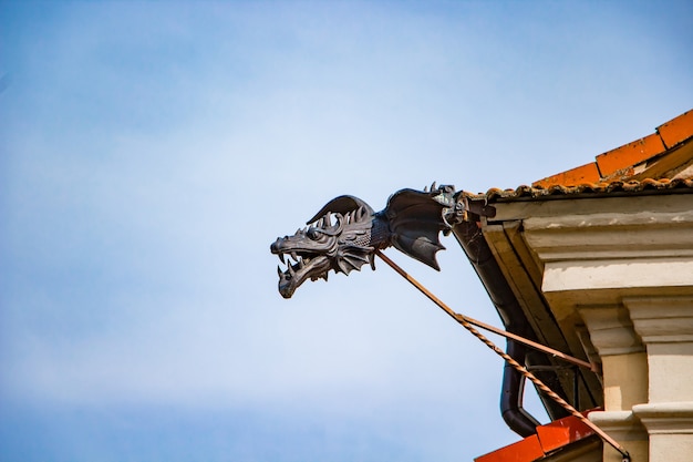 Chinese metalen draak op het dak van een oud gebouw.