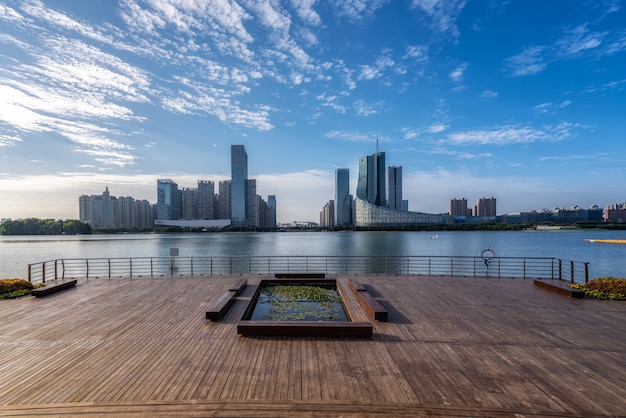 Chinese moderne stad met wolkenkrabbers dichtbij de rivier