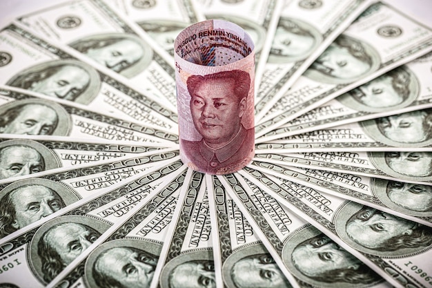 Denaro cinese, renminbi, banconota da 100 yuan, messa all'angolo da molte centinaia di dollari