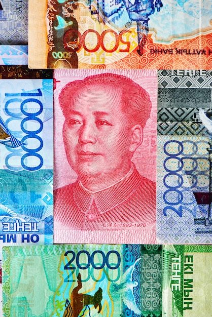 Китайские деньги юань и казахский тенге.
