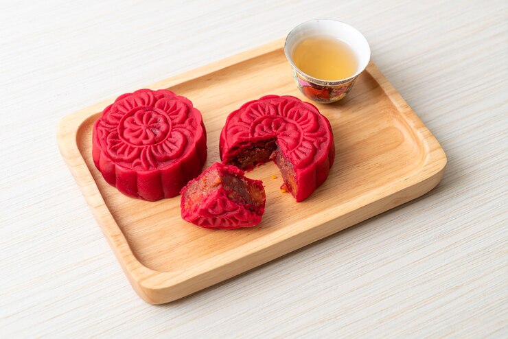 Photo 木の板に中国の月餅イチゴ小豆の味