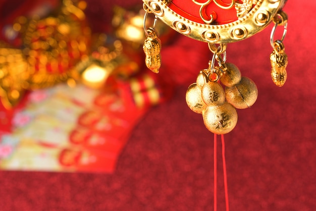 Photo chinese new year decorations and auspicious ornaments on red bokeh background