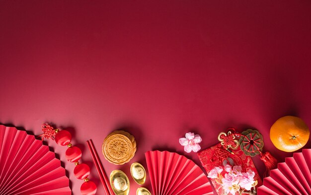 사진 중국의 새해 장식품은 빨간 패키지 오렌지와 금 블로그 또는 금  ⁇ 어리로 만들어져 있습니다. 물체에 있는 중국 문자는 행운, 부와 돈의 흐름을 의미합니다.