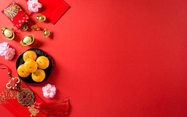 中国の旧正月の装飾の捕虜または赤いパケット、オレンジと金のインゴット
