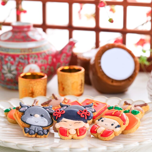 中国の旧正月Imlekアイシングシュガークッキーのキャラクター。