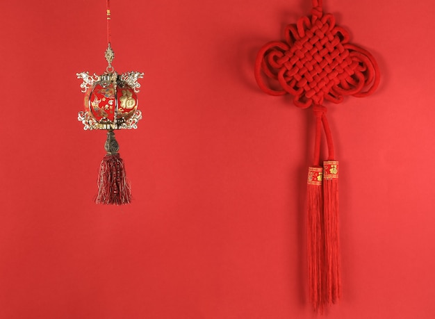 Lanterna cinese del nuovo anno su sfondo rosso