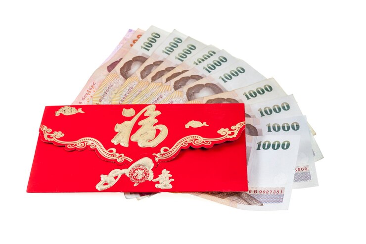 Photo 中國新年金錢在紅色信封中禮物隔離在白色上.