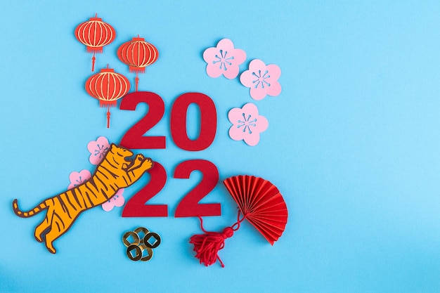 Китайский Новый год, год тигра. Бумажный декор с традиционными мотивами и тигром на синем фоне. Скопируйте пространство.