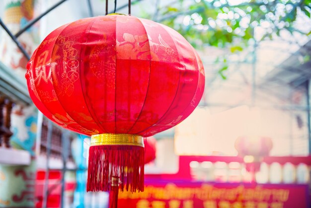 Chinese nieuwjaarslantaarns in de tempel (Chinese tekst betekent zegen en geluk)