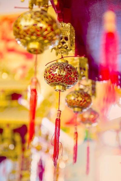 Chinese nieuwjaarslantaarns in de tempel (Chinese tekst betekent zegen en geluk)