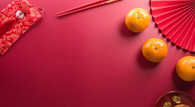 Foto chinese nieuwjaarsversieringen gemaakt van rode pakketten oranje en gouden ingots of gouden klomp chinese tekens fu op het object betekent geluk, rijkdom en geldstroom