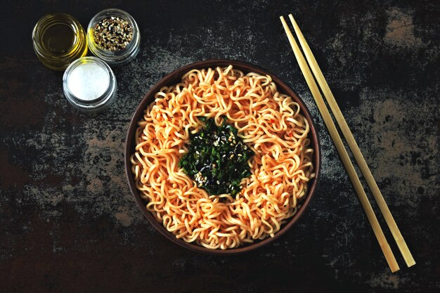 Chinese Noodle Bowl. Een kom met tomatennoedels.