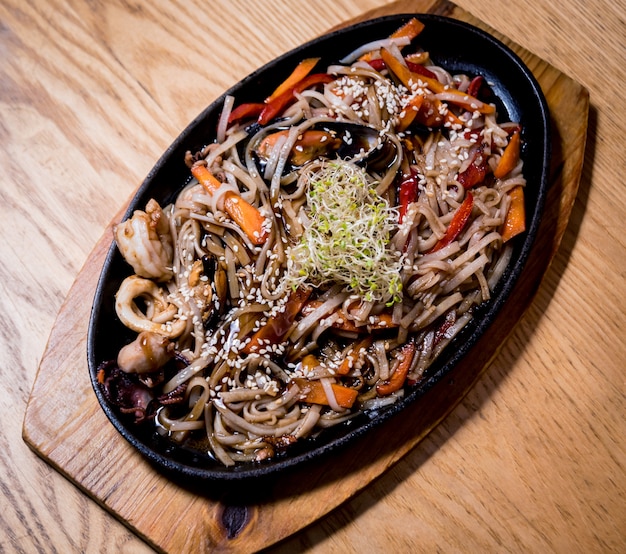 写真 ムール貝とエビの木製のテーブルの中華麺。