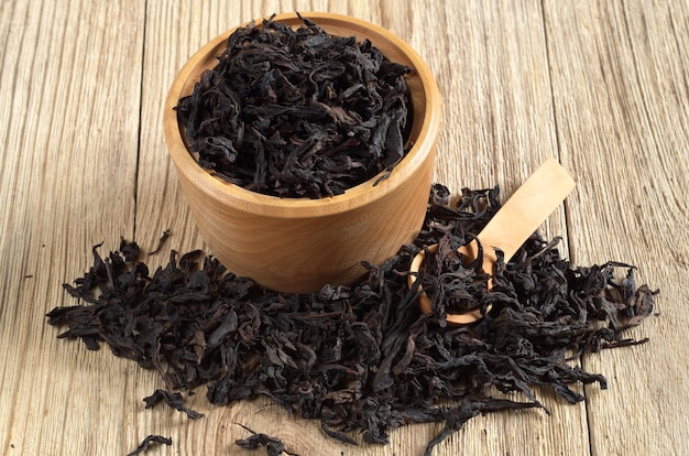 Chinese oolong thee dahongpao in kom op houten achtergrond