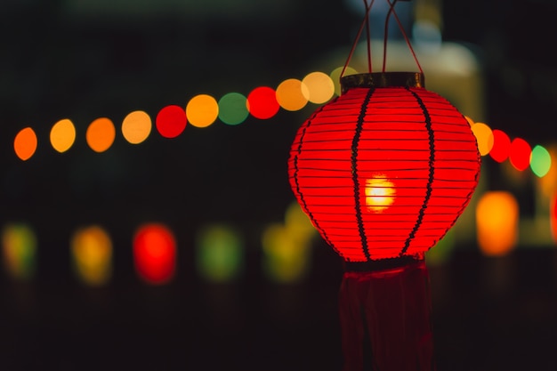 Фото Китайская бумажная лампа красного цвета, висящая ночью