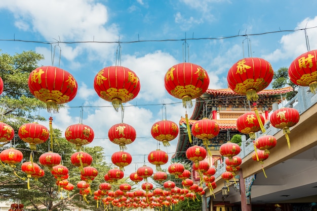 青い空に対する中国の紙の灯篭